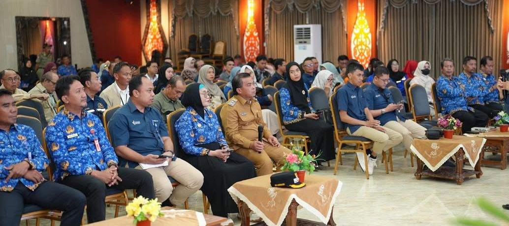 Neni Moerniaeni dan Agus Haris dalam kegiatan Pelayanan Antar-kerja dan Sosialisasi Perda di Auditorium 3, Senin (17/11). (FOTO ADIEL KUNDHARA/KP)