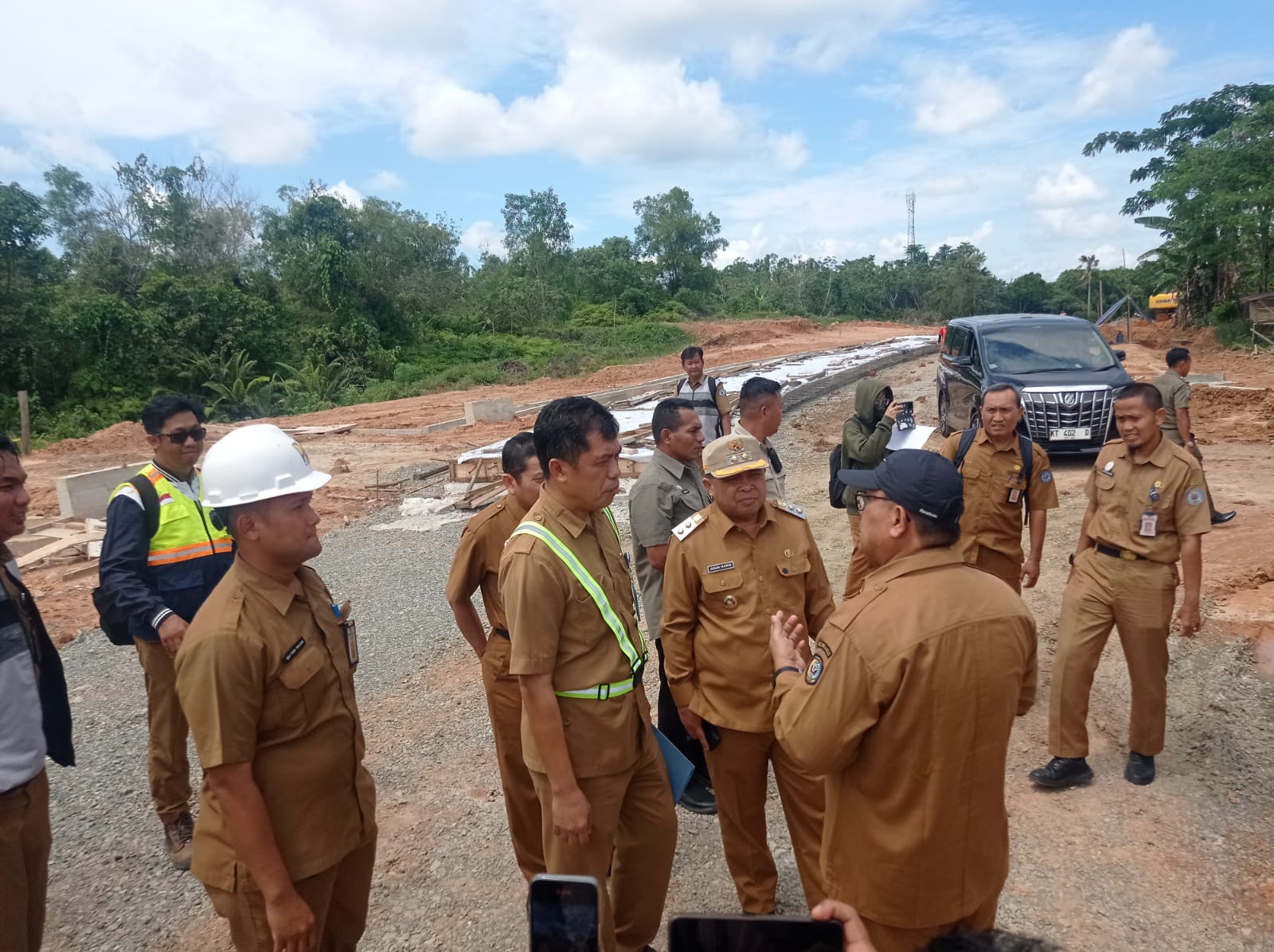 Wakil Wali Kota Bontang Agus Haris saat meninjau pembangunan jalan menuju gudang Bulog di Bontang Lestari. (FOTO ADIEL KUNDHARA/KP)