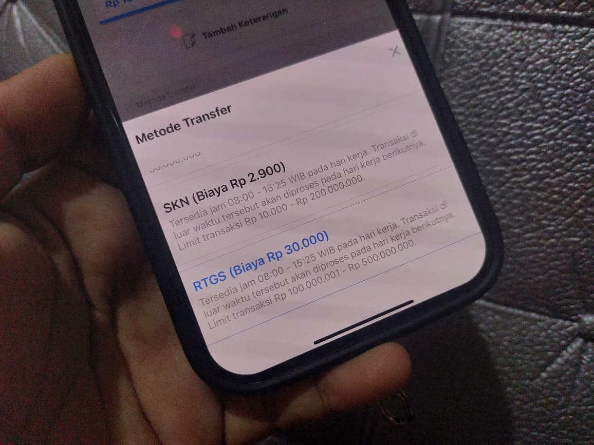 Transaksi menggunakan sistem RTGS menunjukkan pola kontras. Tercatat kenaikan nilai transaksi, namun secara jumlah turun.