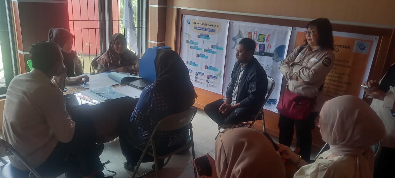 Tim juri melakukan survei lapangan di Kelurahan Gunung Elai. (FOTO ADIEL KUNDHARA/KP)