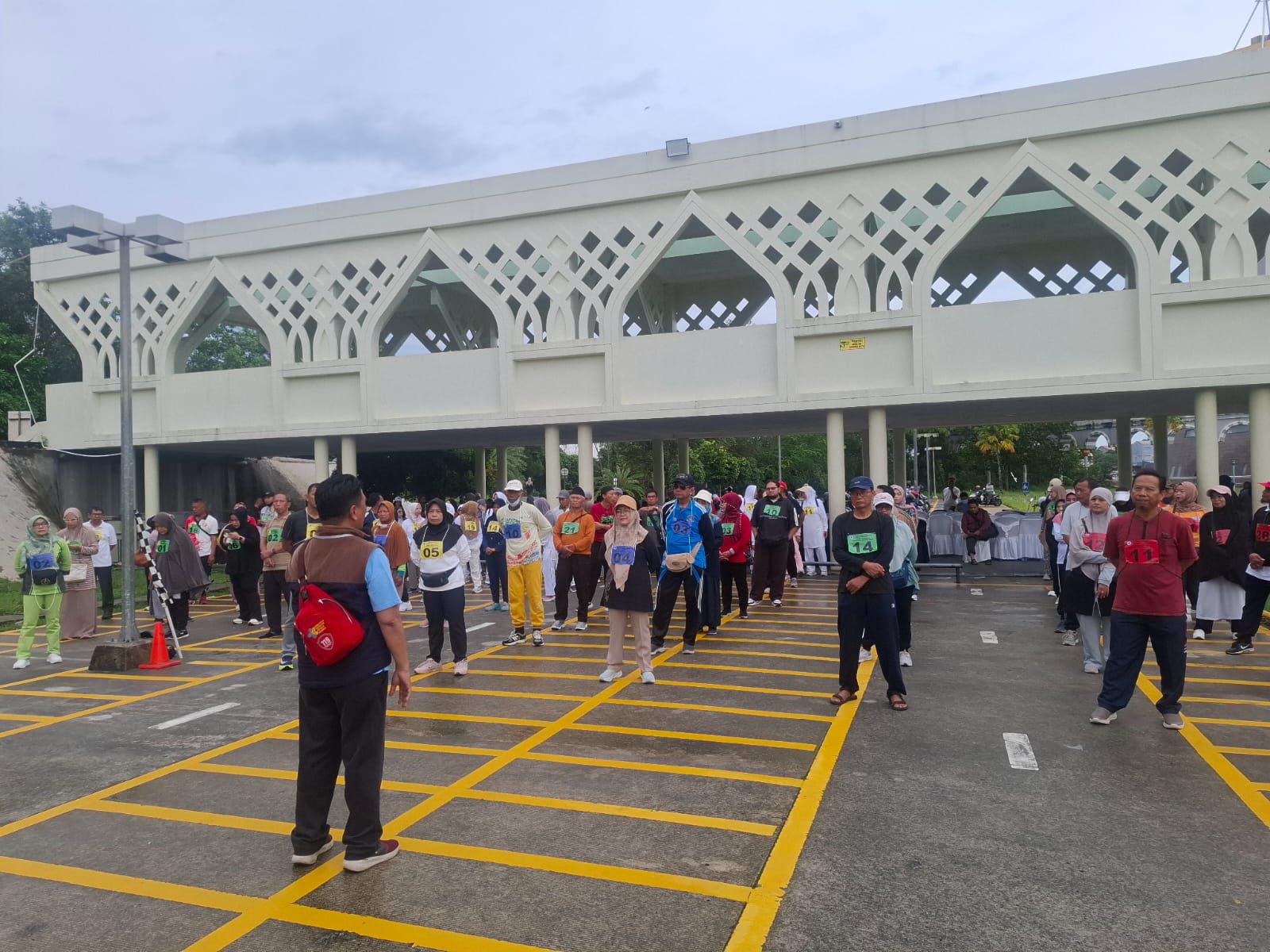 CEK KESEHATAN: Para calon jemaah haji Kota Balikpapan mengikuti pemeriksaan kebugaran jasmani di Masjid Madinatul Iman Islamic Center Balikpapan, Selasa (18/11).