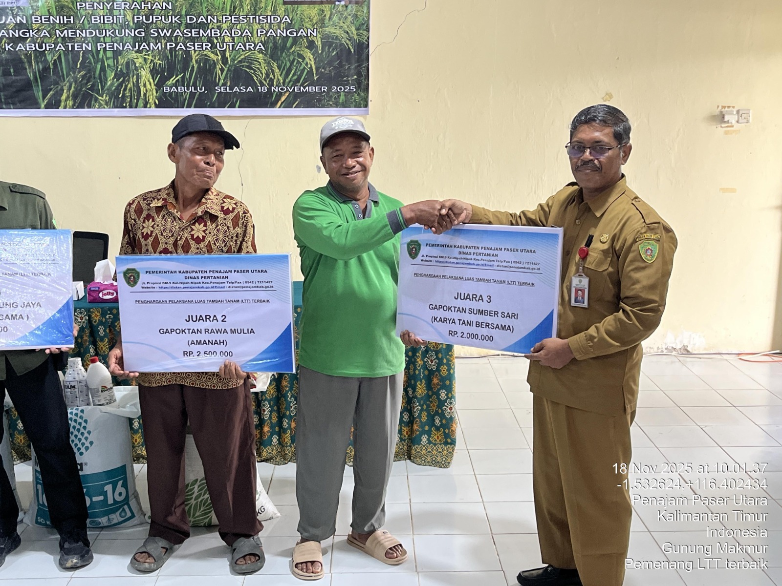 Kepala Distan PPU menyerahkan penghargaan LTT Padi Terbaik kepada petani Babulu.