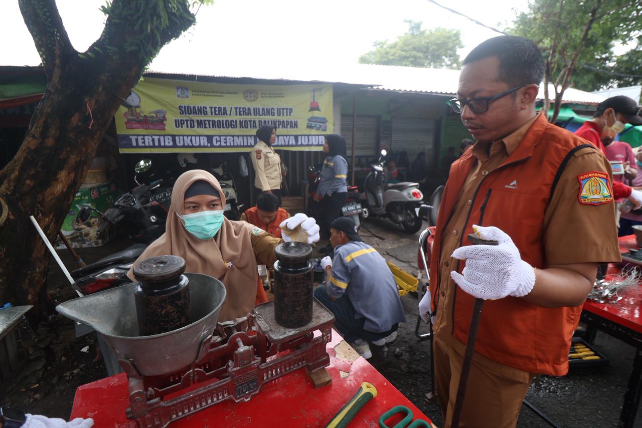 HARUS PAS: Proses sidang tera ulang UTTP di Pasar Balikpapan Permai oleh UPTD Metrologi, Selasa (18/11).