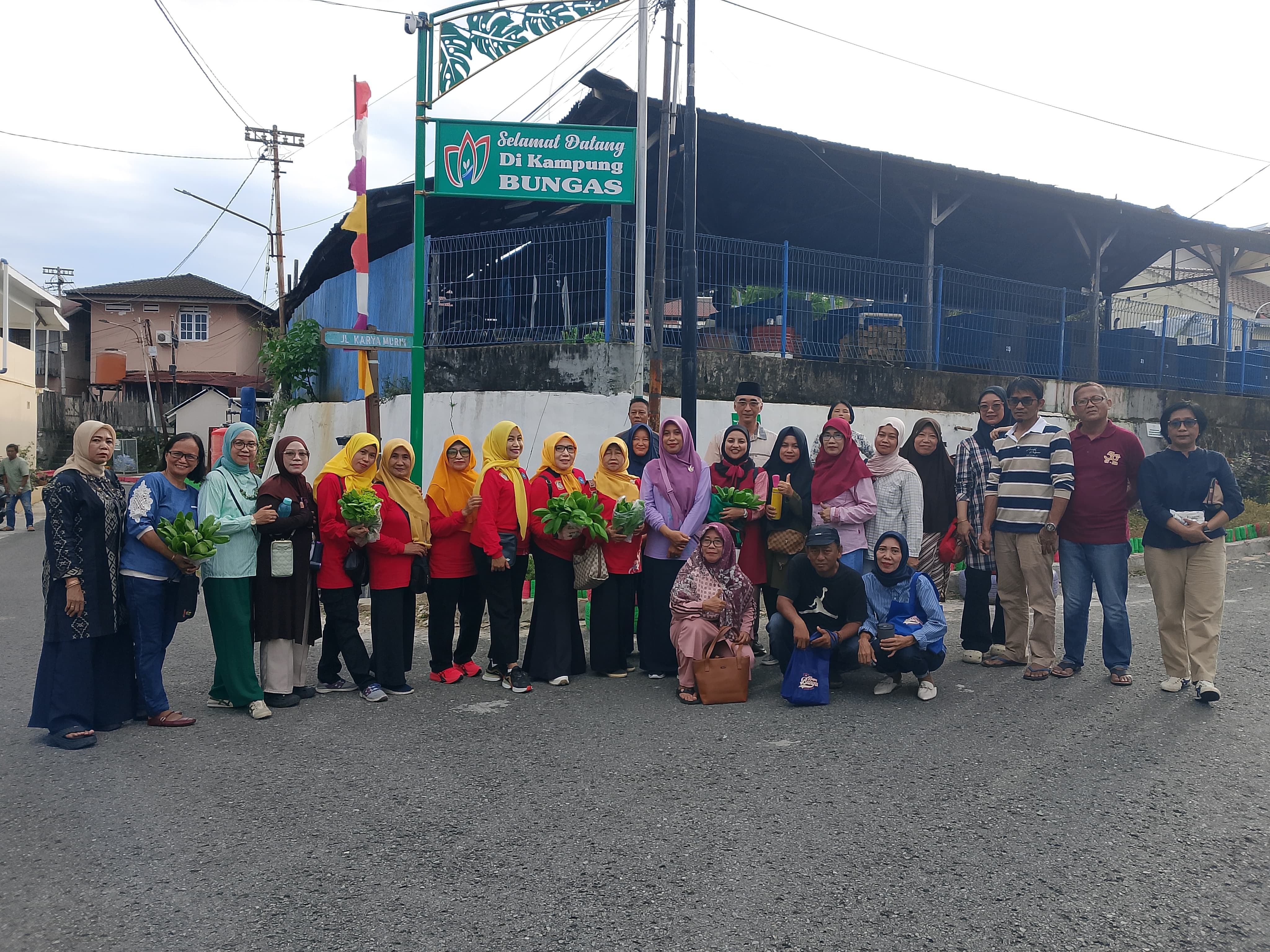 Rombongan Kecamatan dan TP-PKK Balikpapan Tengah mengabadikan momen di Kampung Bungas yang turut didampingi para kader.