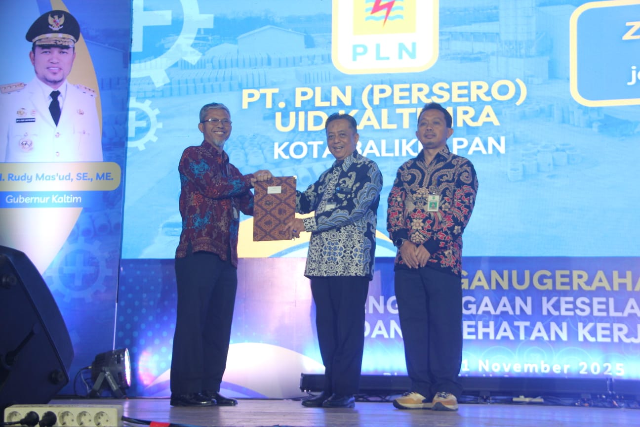 APRESIASI: Manajemen PLN UID Kaltimra bersama tiga unit pelaksana, yakni PLN UP3 Balikpapan, PLN UP3 Berau dan PLN UP2D Kaltimra meraih penghargaan K3 dari Pemprov Kaltim, Selasa (11/10).