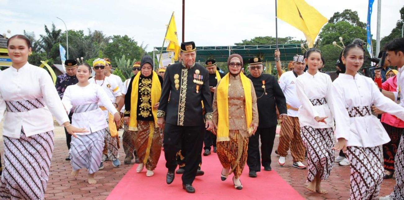 PESTA ADAT: Wali Kota Bontang Neni Moerniaeni menghadiri Erau Pelas Benua di Rumah Adat Guntung kemarin.