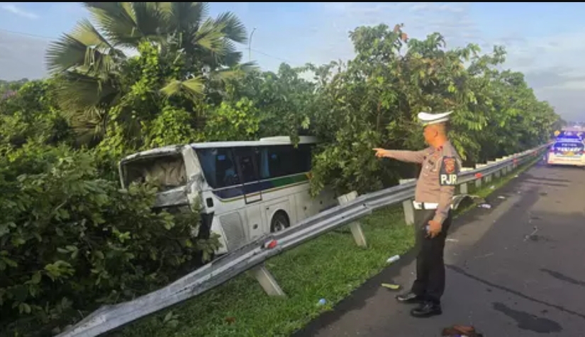 Kecelakaan maut terjadi di KM 72 Cipali. Melibatkan dua bis dan 1 minibus. Mengakibatkan lima orang tewas di tempat pada Selasa dini hari 18 November 2025. (FOTO: IST)