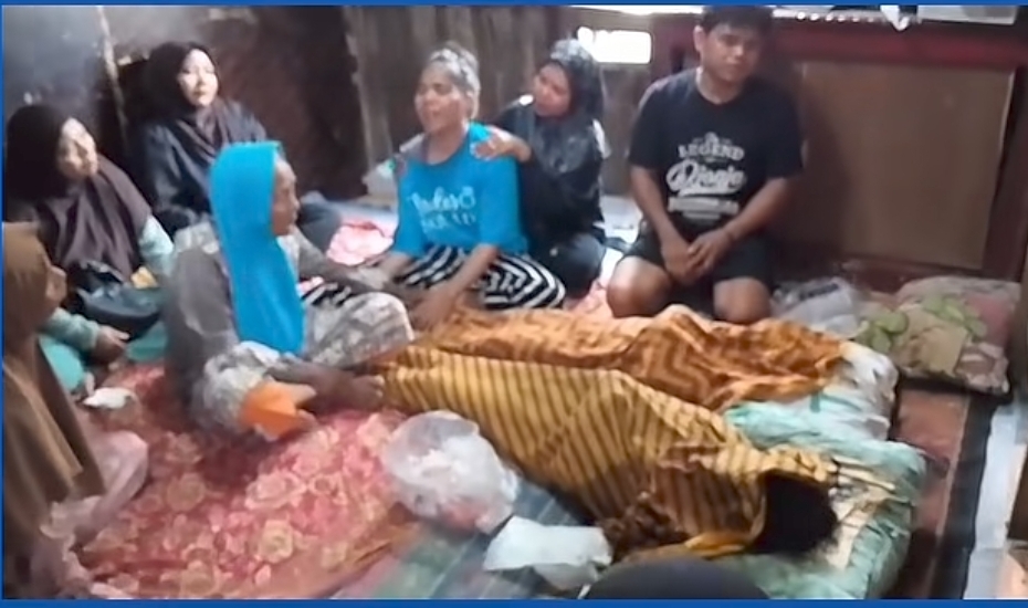 Sejumlah kerabat dan tetangga berkumpul di rumah duka, mendampingi keluarga yang berduka atas salah satu korban insiden tenggelam di Waduk PDAM Km 8, Balikpapan. (Tangkapan layar Balikpapan Pos)