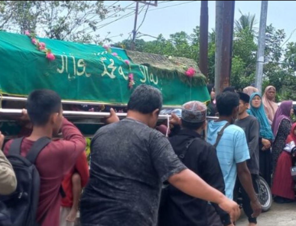 DIMAKAMKAN: Setelah salat jenazah di masjid, keluarga bersama warga setempat membawa seluruh korban ke pemakaman KM 11.