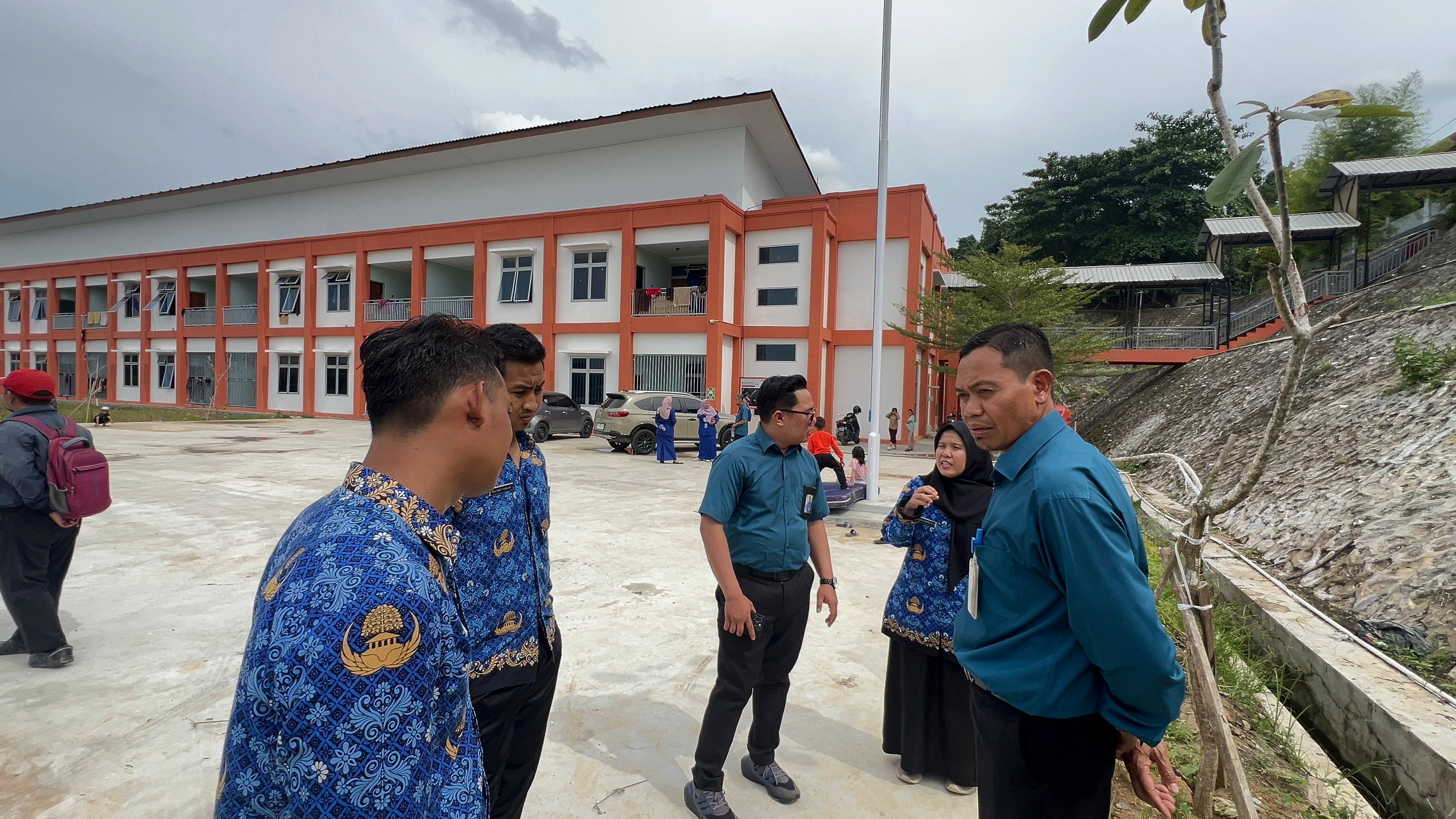 TANGGAP: Kaharuddin (kanan) memberikan sejumlah saran teknis dalam tinjauan ke SRT 58 di Kelurahan Sempaja Selatan, Senin (17/11).