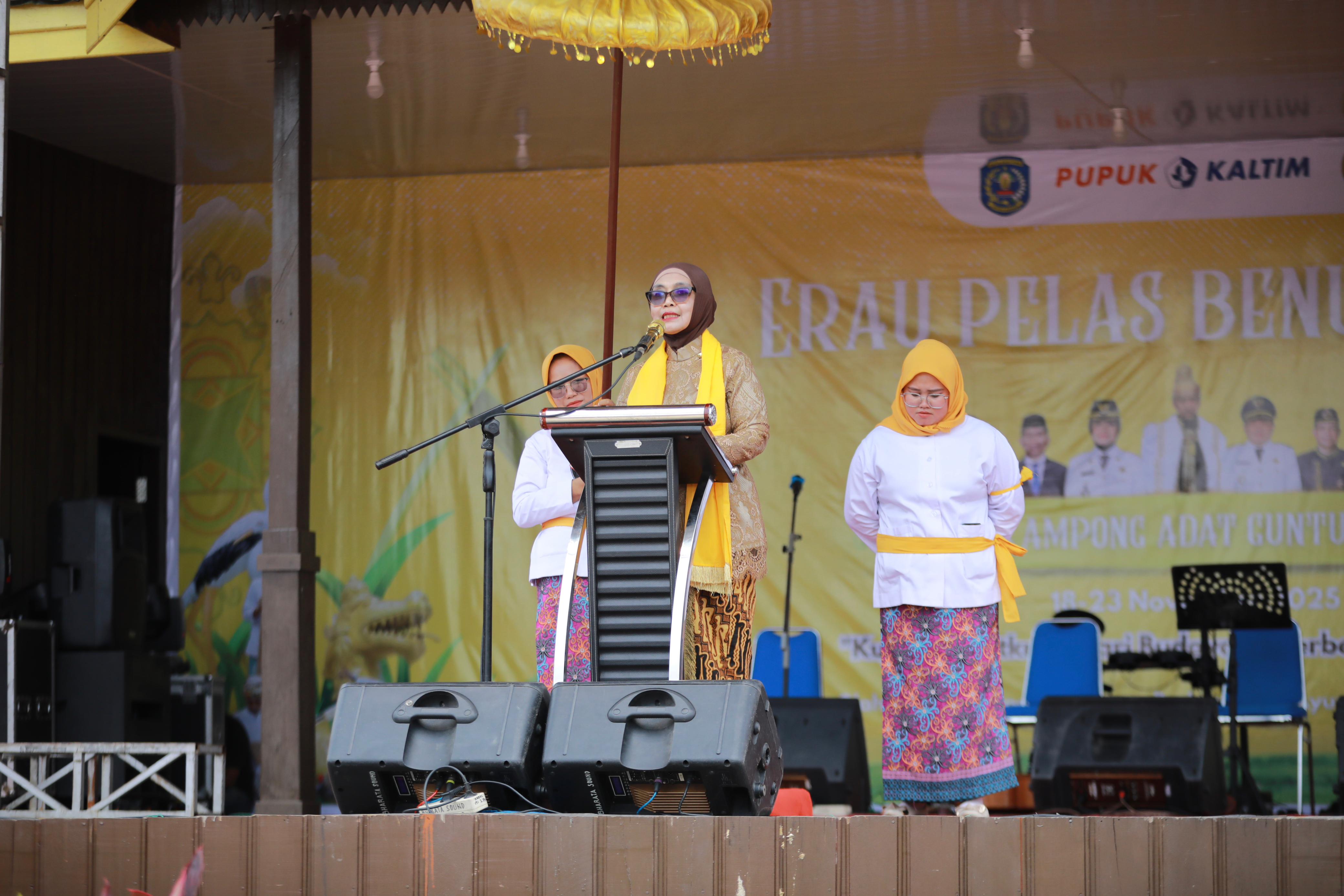 SERUKAN: Wali Kota Bontang Neni Moerniaeni dalam pembukaan Pesta Adat Erau Pelas Benua di Guntung menyampaikan terkait pentingnya literasi dan perlindungan perempuan.