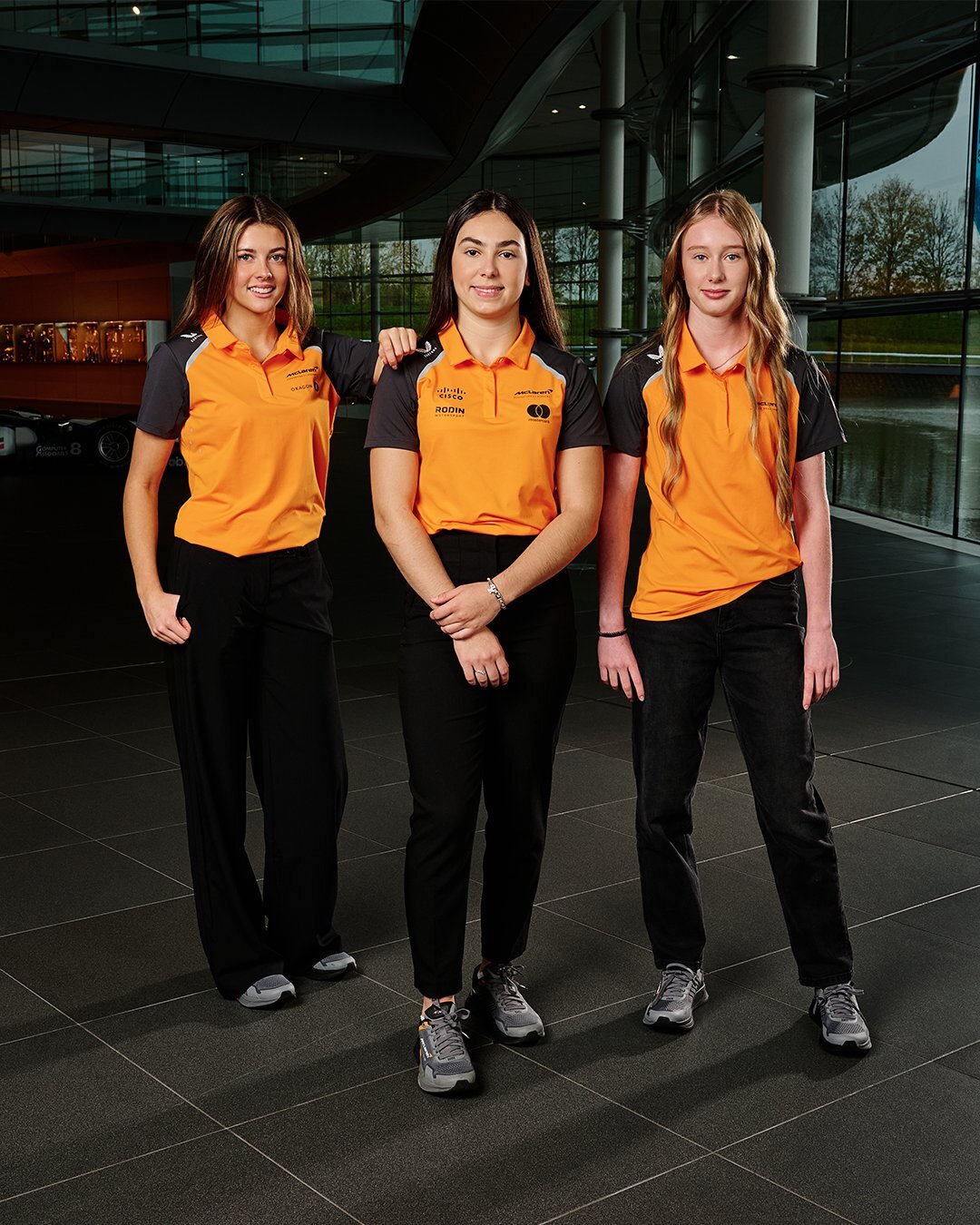 Dari kiri, Ella Stevens, Ella Lloyd, dan Ella Hakkinen telah bergabung sebagai pembalap muda McLaren. Nama terakhir adalah putri juara dunia dua kali F1, Mika Hakkinen.