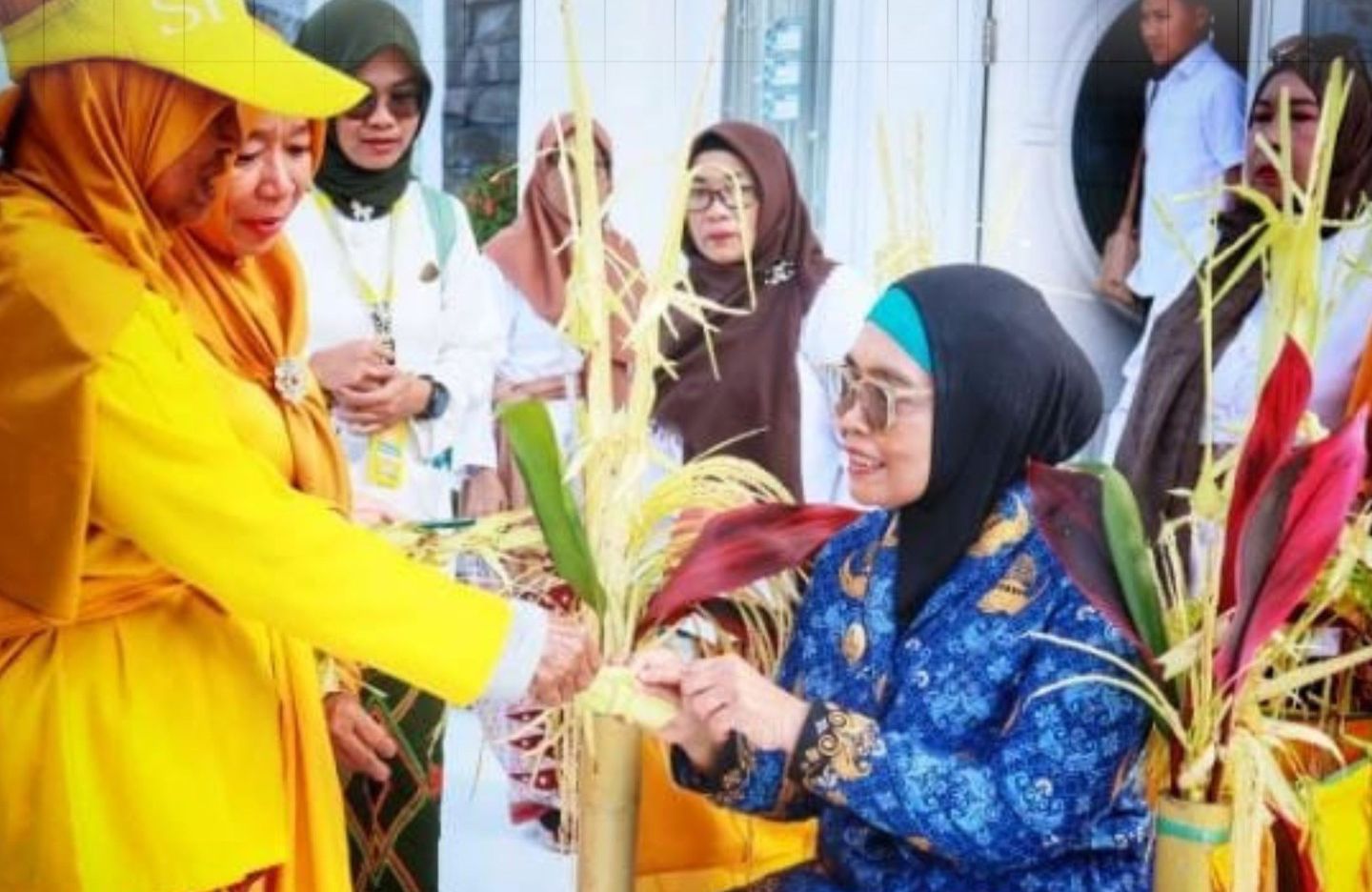 IKUTI PROSESI: Wali Kota Bontang Neni Moerniaeni menjalani ritual tepong tawar jelang Erau Pelas Benua.