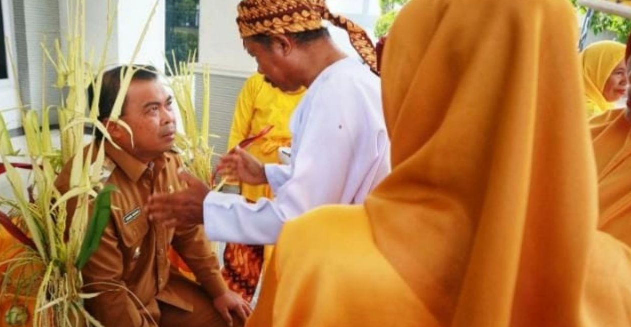 Wawali Agus Haris menjalani ritual tepong tawar jelang Erau Pelas Benua.
