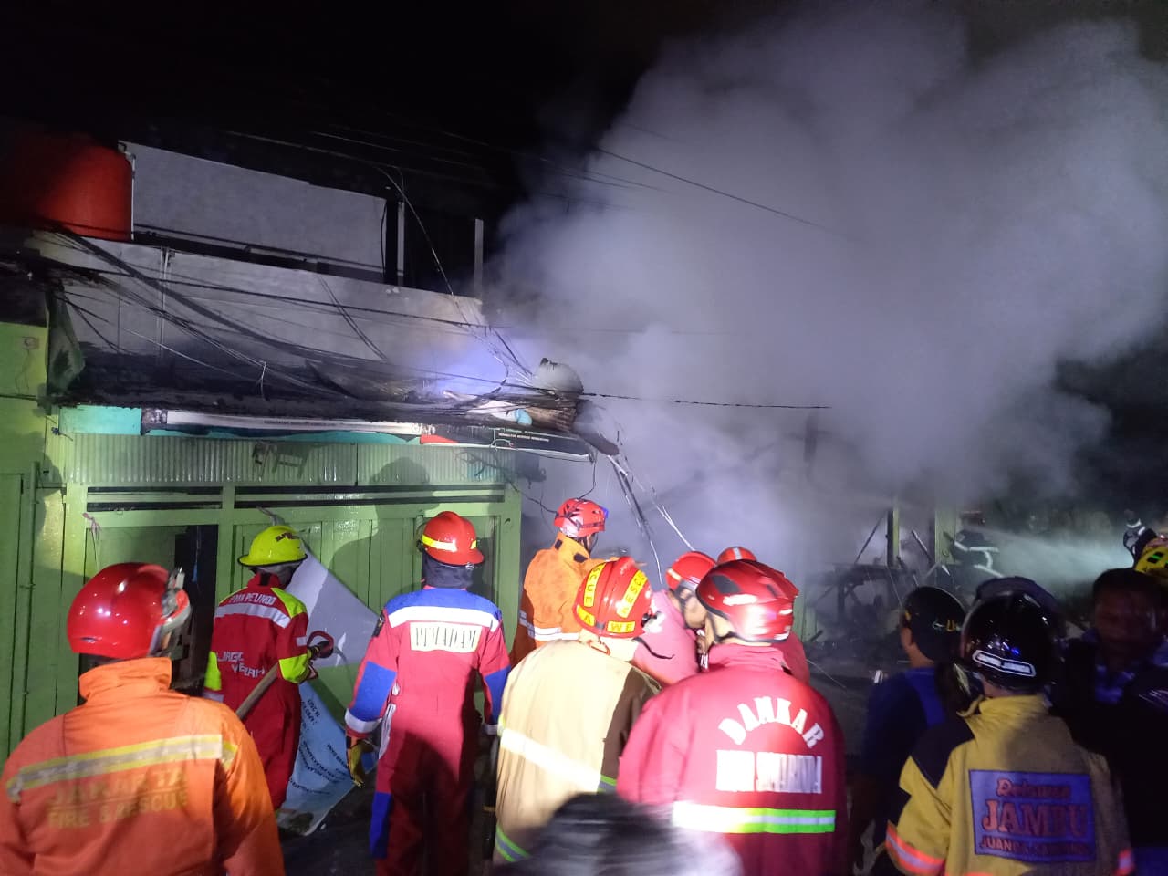 TAKLUKKAN: Warung sembako yang beroprasi di Jalan KH Abdurasyid, Gang Soponyono, RT 2, Kelurahan Bugis, Kecamatan Samarinda Kota, terbakar Selasa (18/11) dini hari.
