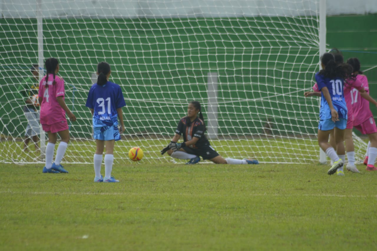 KETAT: Salah satu laga tim putri yang tersaji pada even Bupati Cup 2025.
