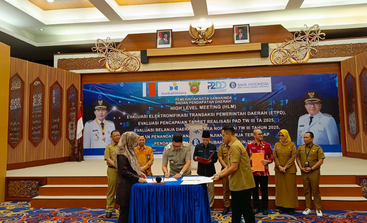 HARUSNYA LEBIH: Wali Kota Samarinda Andi Harun menandatanganani perjanjian kinerja terhadap target pendapatan daerah perubahan 2025 di Kantor Perwakilan BI Kaltim, Selasa (18/11).