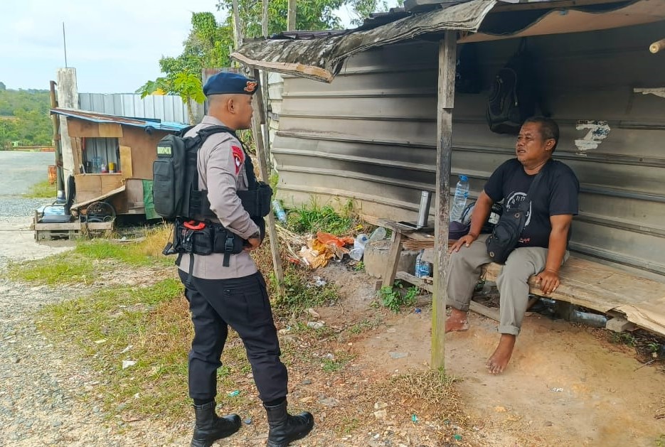 KEAMANAN. Personel memberikan pemahaman seputar keamanan dan menjaga lingkungan dari gangguan kamtibmas, di antaranya curanmor.