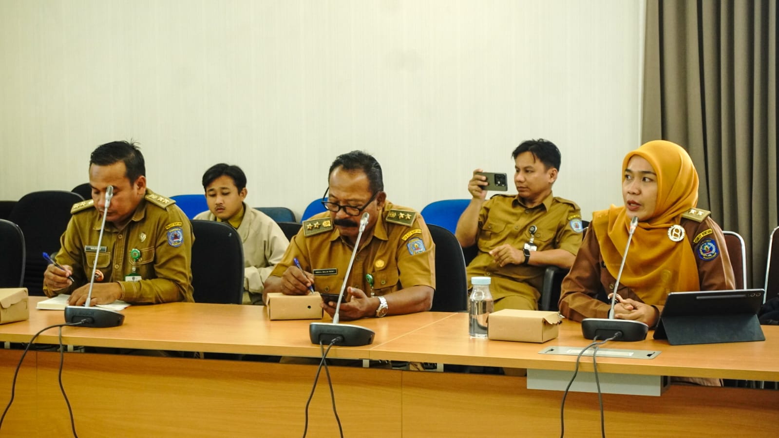PRESENTASI: Lurah Belimbing Dwi Andriyani (ujung kanan) memberikan pemaparan terkait lingkungan bersih dan hijau dalam perlombaan garapan Dinas Lingkungan Hidup Bontang tahun ini. (ADIEL KUNDHARA/KP)