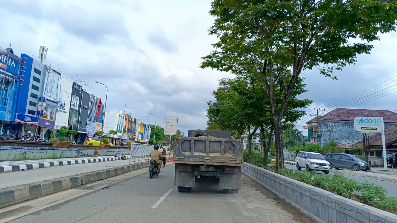 PEMBATASAN: Truk yang melintas di jalur kota harus taat aturan sebagaimana diatur dalam perwali.