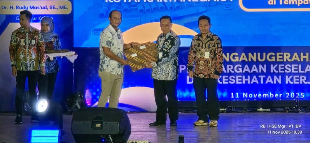 PENGHARGAAN: Kepala Teknik Tambang PT IBP, Saprianto (kiri) menerima penghargaan K3 dari Pemprov kaltim.