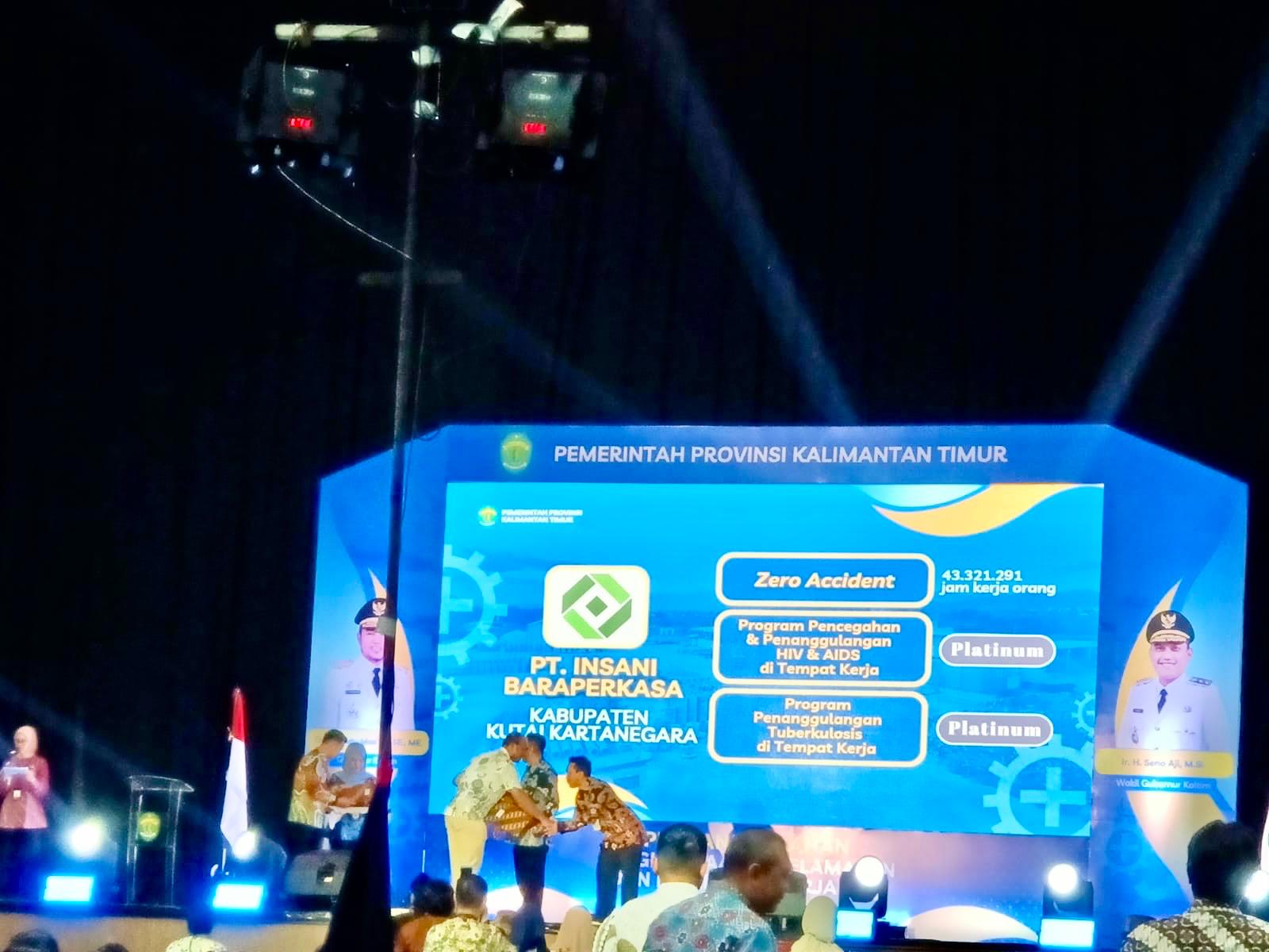 MENGESANKAN: Manajemen PT IBP menerima tiga penghargaan sekaligus.