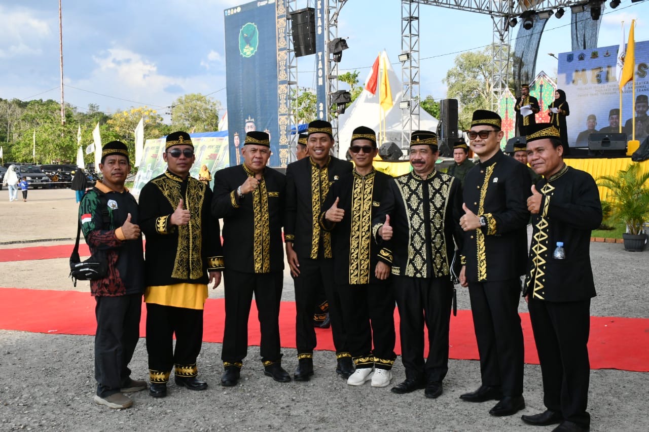 Anggota DPRD Paser hadir dalam penutupan Melas Taon 2025 pada Senin (18/11/2025).