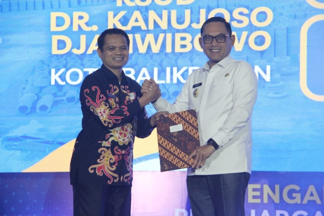 Seno Aji (kanan) menyerahkan piagam penghargaan kepada RSKD yang diterima drg Ahmad Jais.