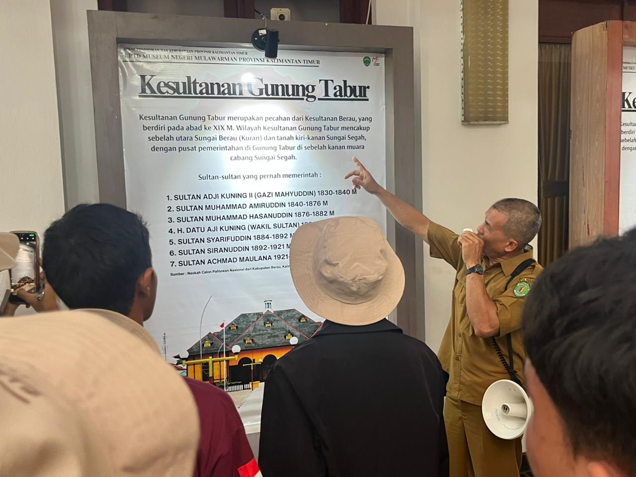Peserta Jelajah Warisan Budaya 2025 menelusuri koleksi Museum Mulawarman sebelum menuju Desa Kedang Ipil sebagai lokasi utama kegiatan.