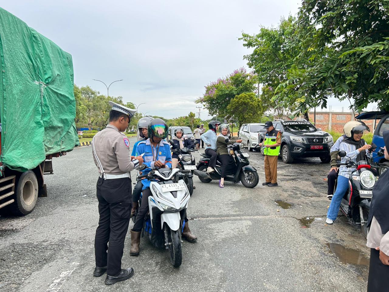 RAZIA: Suasana Operasi Zebra Mahakam 2025 yang digelar Polres PPU. Satu jam berhasil menjaring 240 kendaraan R2, R4, R6.