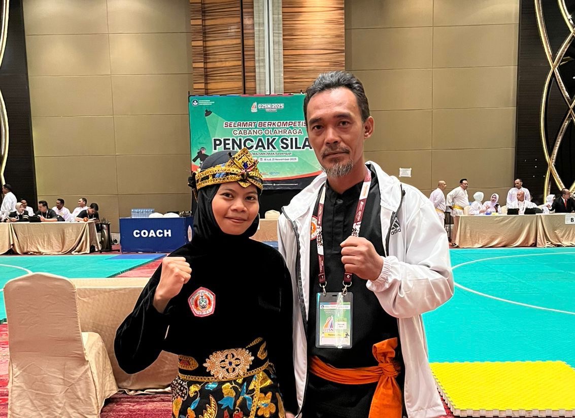 Atlet pencak silat dari Persaudaraan Setia Hati Terate (PSHT) Cabang Paser, Fitriyani, tampil di Olimpiade Olahraga Siswa Nasional (O2SN) 2025.