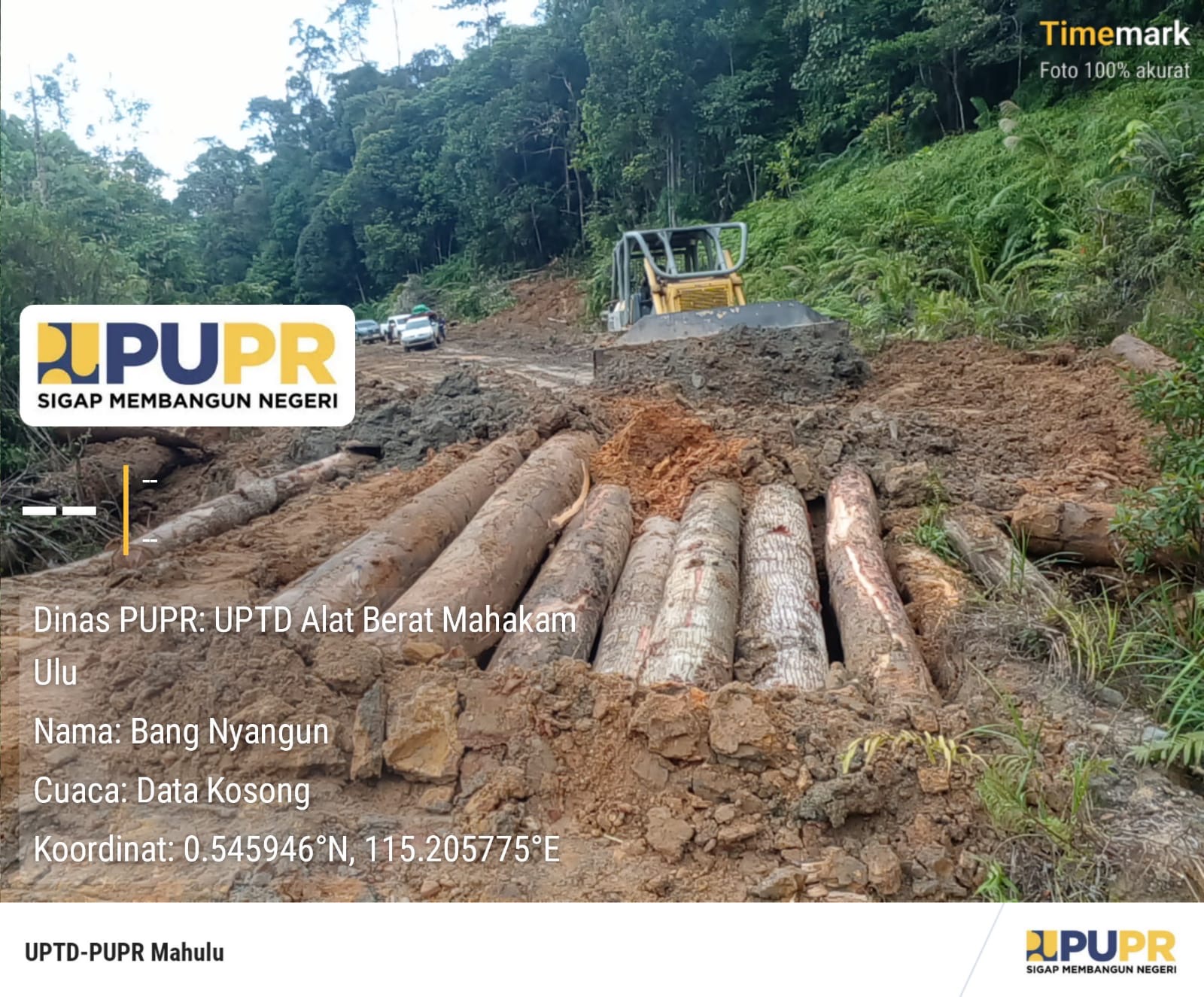 UPTD Alat Berat Mahulu bekerja memperbaiki jembatan runtuh rute Long Bagun-Long Pahangai.