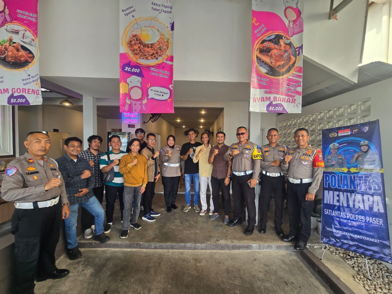 Satlantas Polres Paser menggandeng jurnalis di Paser sebagai pelopor keselamatan berlalu lintas, Selasa (18/11/2025).