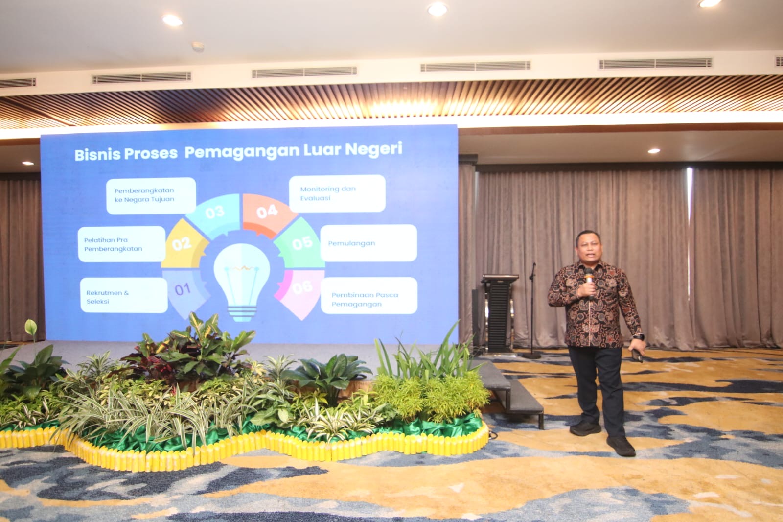 Direktur Pengembangan Produktivitas, Kementerian Ketenagakerjaan RI, Dr.M.Ali Hapsah, S.S, M.A, Ph.D saat memberikan materi ke peserta.