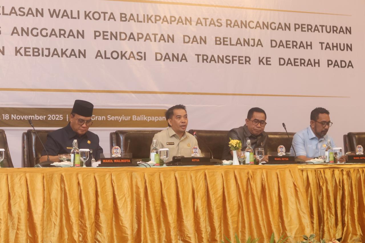 PIMPIN RAPAT: Ketua DPRD Balikpapan, Alwi Al Qadri (kedua kiri) memimpin Rapat Paripurna terkait penyampaian perubahan nota penjelasan wali kota Balikpapan tentang Raperda APBD 2026.