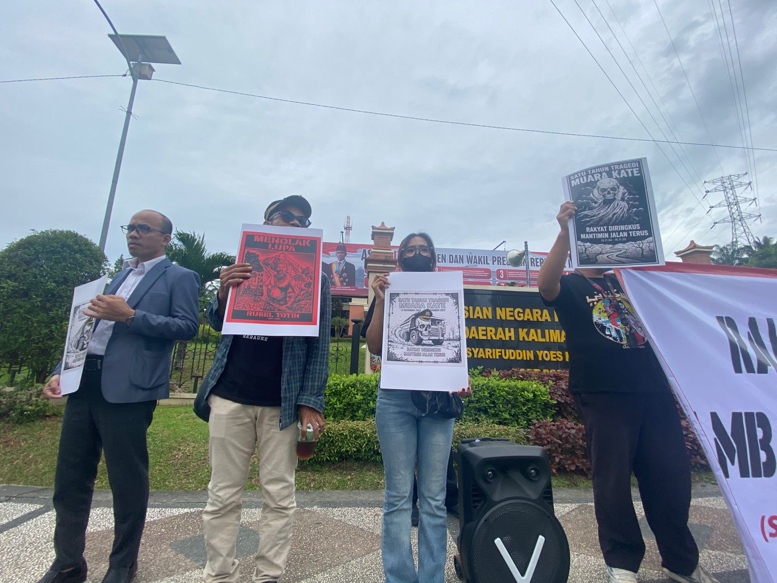 Peserta aksi dari Koalisi Korban Tambang berunjuk rasa di depan Polda Kaltim, Rabu (19/11/2025).