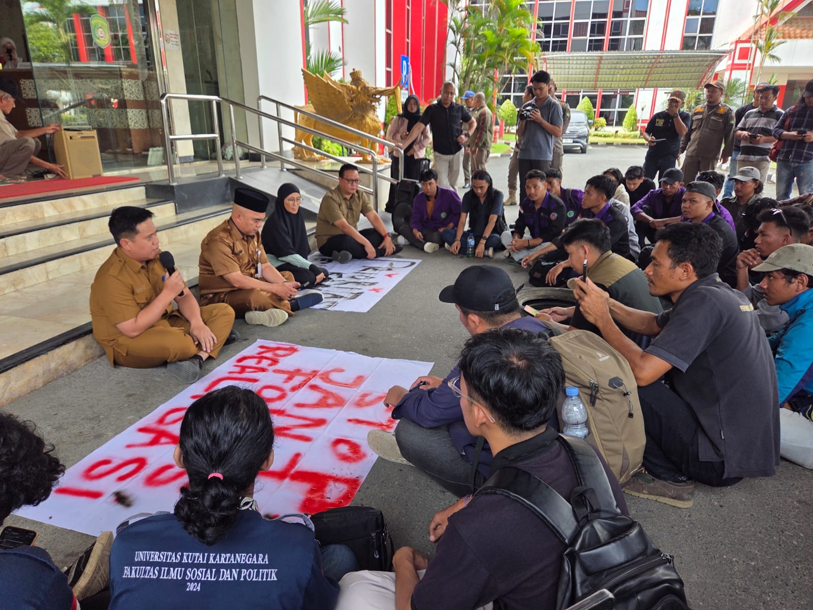Pemkab Kukar menerima aksi Aliansi Mahasiswa Kukar mengenai evaluasi keterlambatan sisa pembayaran beasiswa  &nbsp;