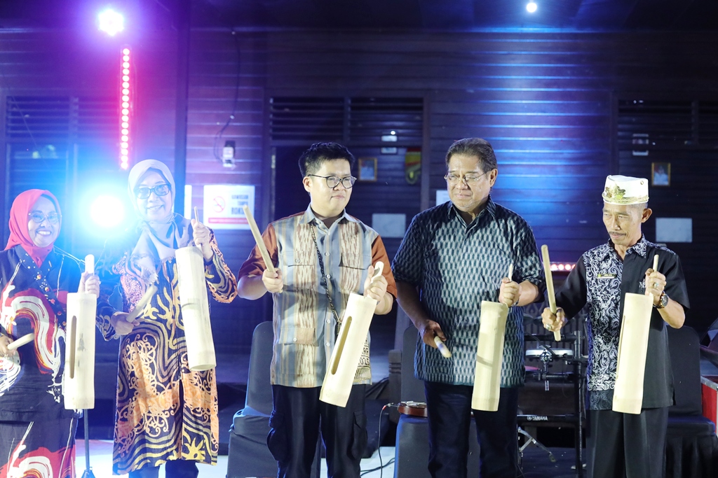 Festival Memory Of Yupa 2025 dibuka Wabup Kukar rendi Solihin.  &nbsp;