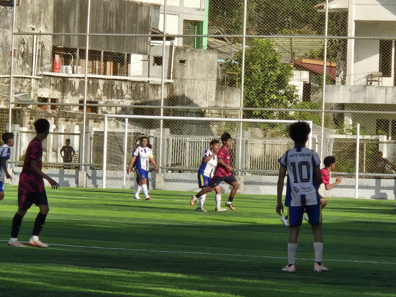 Salah satu pertandingan menarik dalam turnamen sepak bola Wali Kota Cup 2025 di Lapangan Sebaru, Balikpapan.