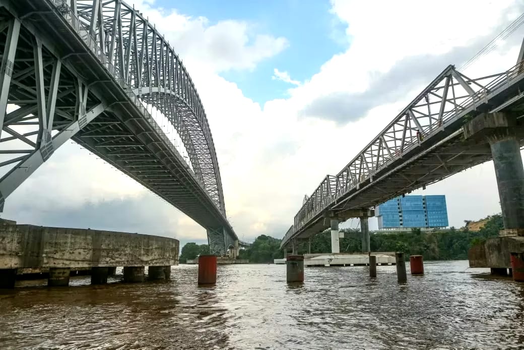 Pembangunan fender pilar Jembatan Mahakam I yang rusak ditabrak kapal molor dari target. (DOK/KP)