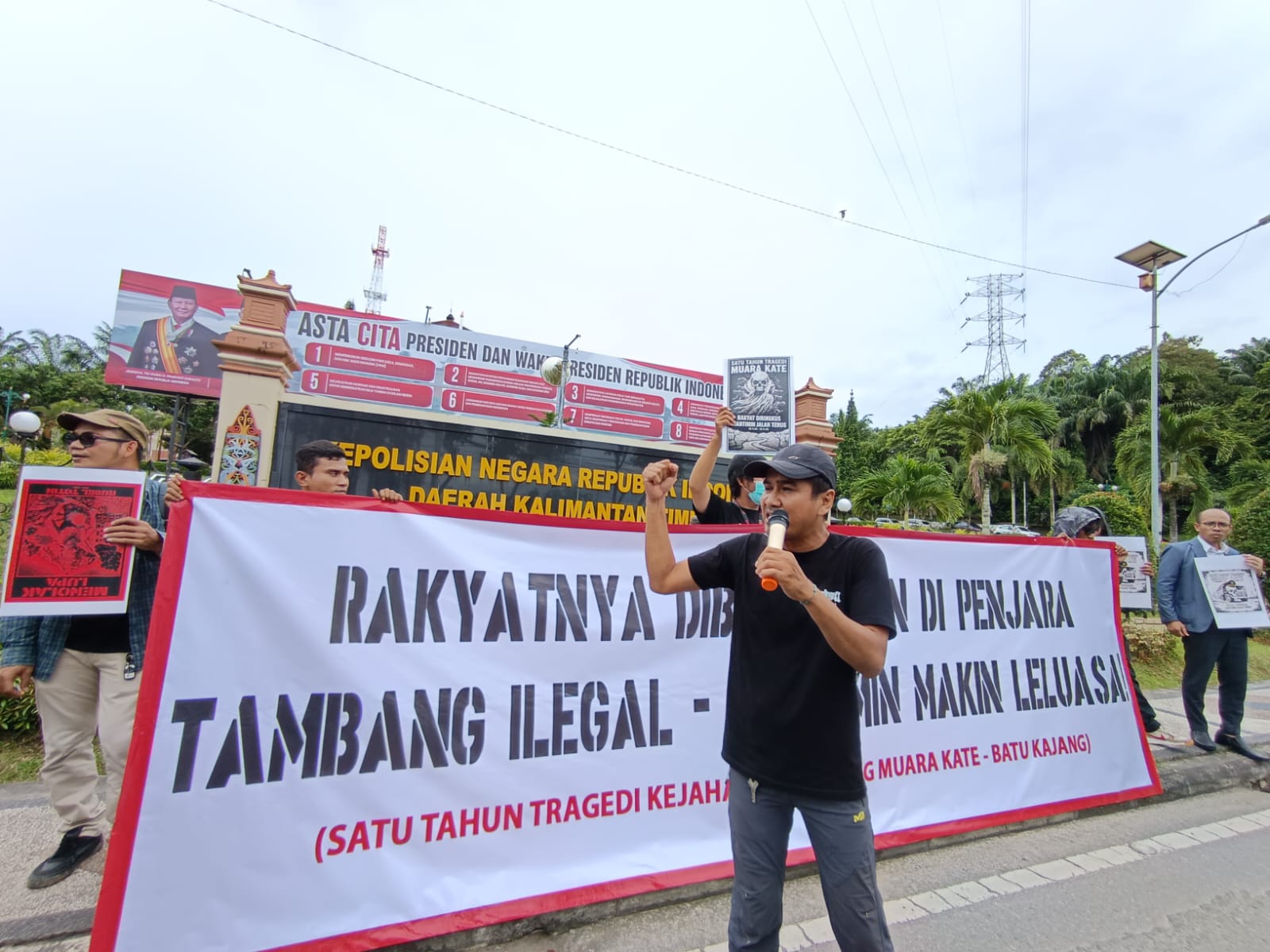 Koalisi Advokasi Muara Kate menggelar unjuk rasa di Polda Kaltim, Rabu (19/11). (DINA ANGELINA/KP)