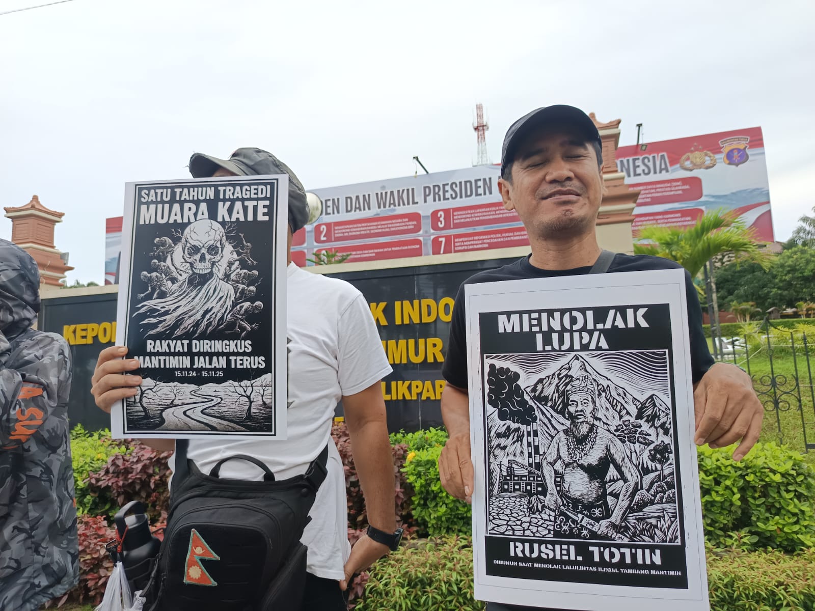 Koalisi Advokasi Muara Kate menggelar unjuk rasa di Polda Kaltim, Rabu (19/11). (DINA ANGELINA/KP)