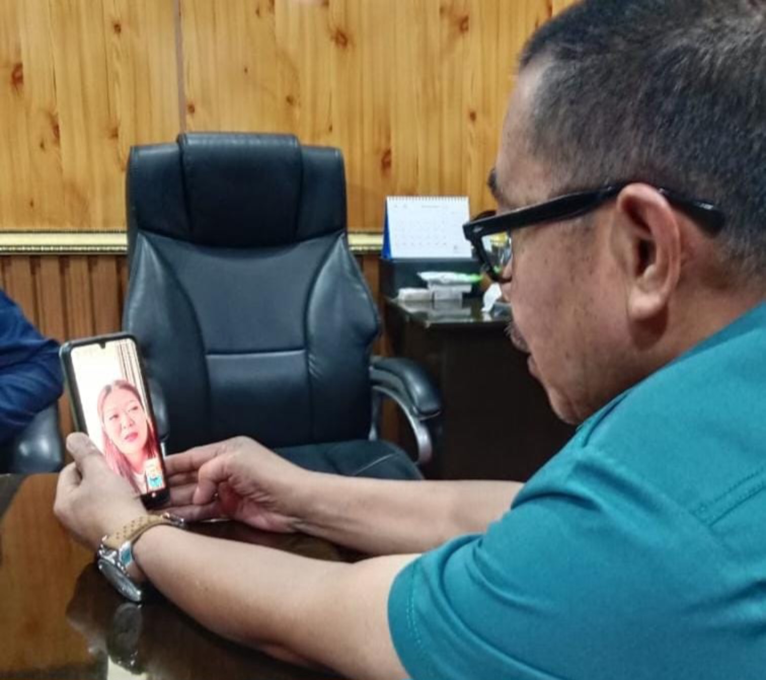 Ketua KONI Kaltim Rusdiansyah Aras berbincang dengan Bupati Mahulu Angela Idang Belawan lewat panggilan video.