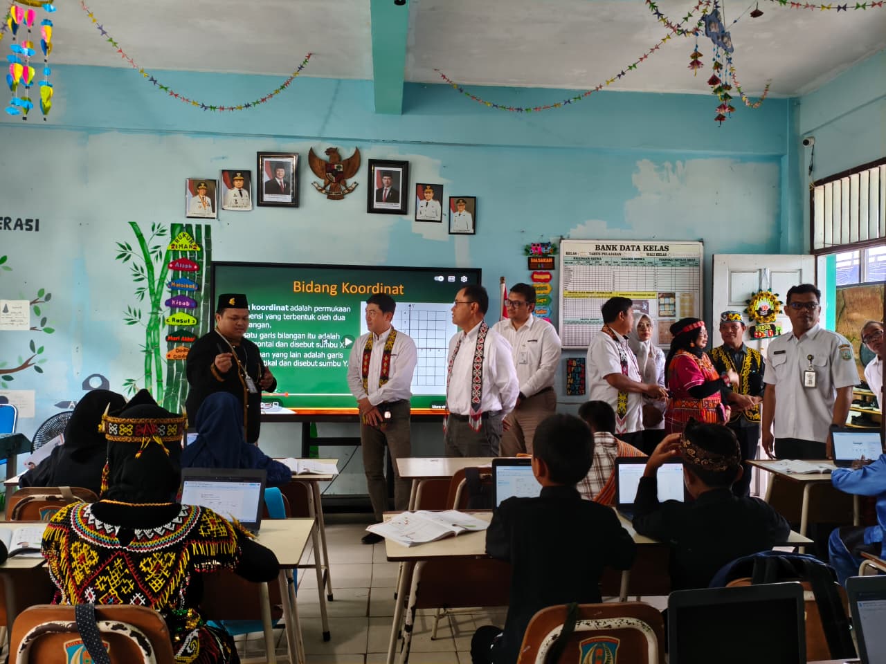 Manajemen PT Komatsu Marketing and Support Indonesia melihat kegiatan belajar mengajar di SD 012 Balikpapan Timur.