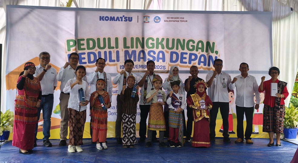 Manajemen PT Komatsu Marketing and Support Indonesia membagikan 1.000 tumbler ke siswa SD 012 Balikpapan Timur.
