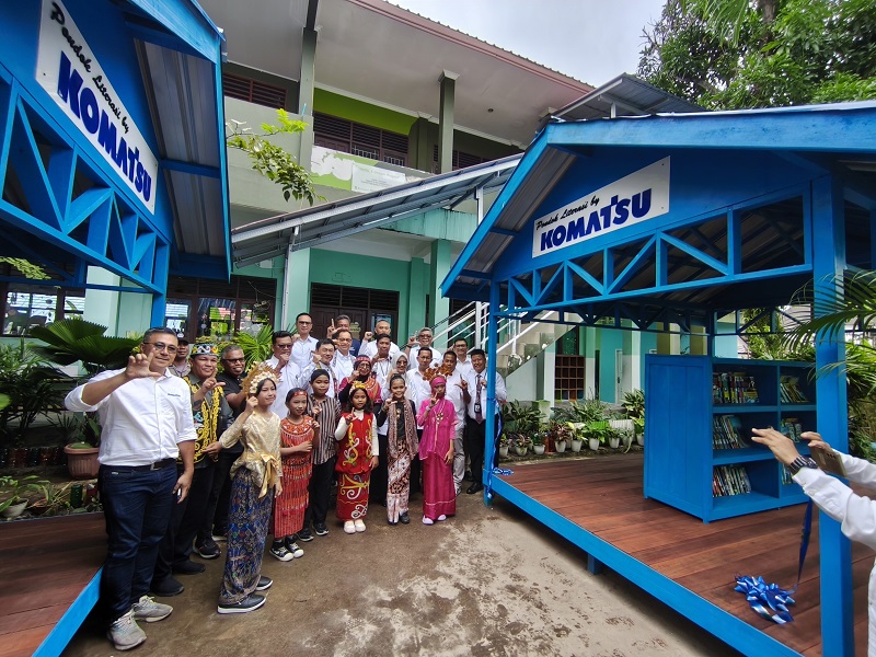 KEPEDULIAN: Koji Yanagi (baju putih, lima kiri) didampingi Emil Rahadian (enam kiri) dan jajaran manajemen PT Komatsu Marketing and Support Indonesia meresmikan pondok literasi di SD 012 Baltim.