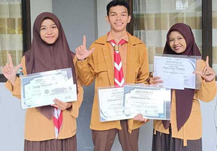 MEMBANGGAKAN: Keceriaan Tim Speaking SMK TI Labbaika mendapatkan juara pada Kompetisi Nasional PAI UINSI di Kampus II Universitas Islam Negeri Sultan Aji Muhammad Idris Samarinda.