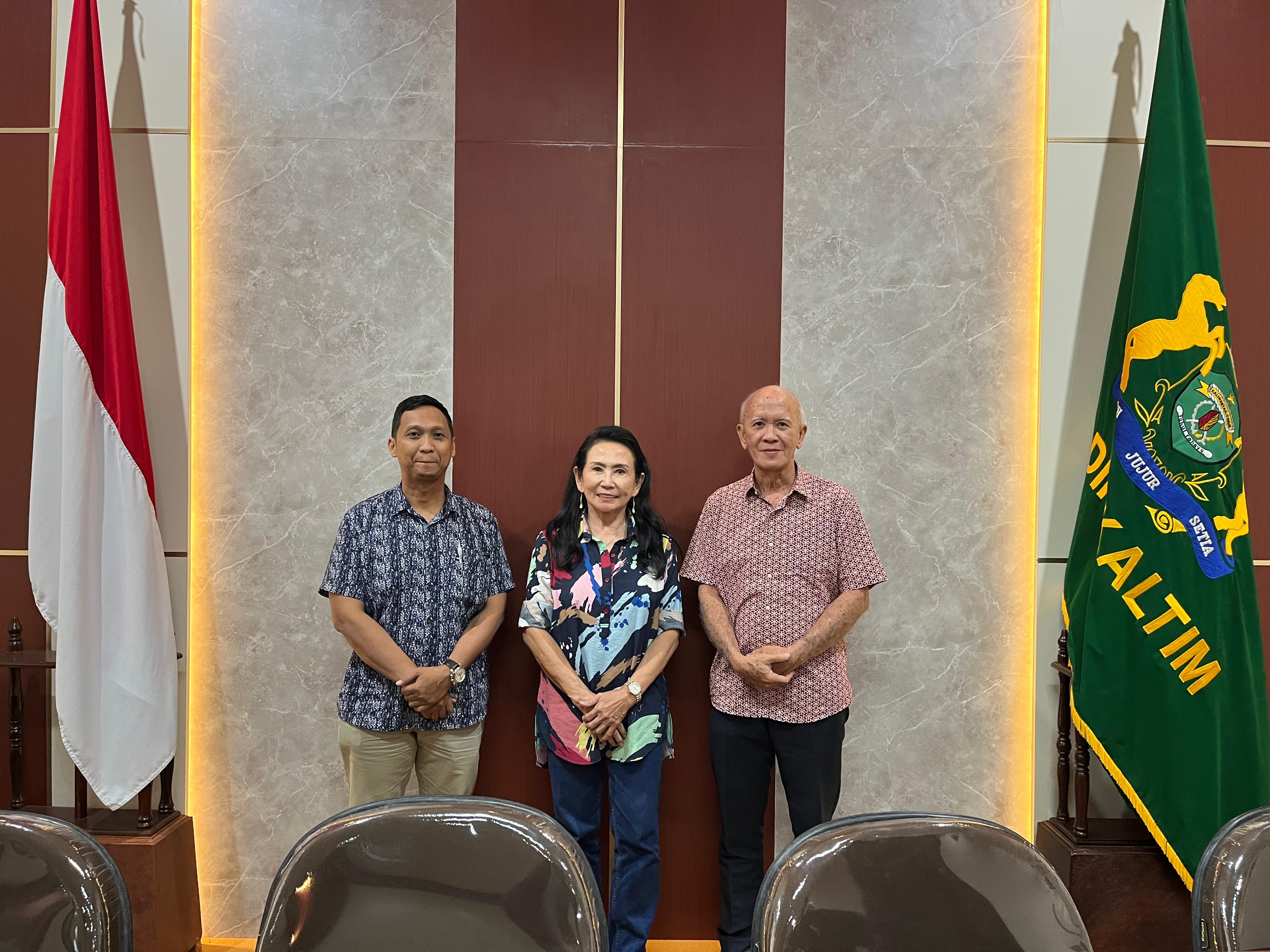 HASIL TERBAIK: Anggota SC Sevana Podung (kanan), Ketua OC Lani Tanujaya (tengah), dan Koordinator Humas Muhammad Wahyudi (kiri) siap membuka pendaftaran ketua Kadin Kaltim dan Musprov Ke-8 tahun 2025.