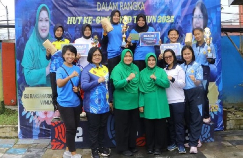 RENANG: Polwan Polda Kaltim berpartisipasi dalam lomba Renang Piala Ibu Raksakarini Sri Sena di Kolam Renang Mulawarman, Balikpapan.