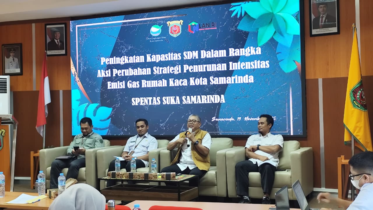PENGUATAN: Basuni (kedua kanan) menyampaikan beberapa informasi mengenai upaya mitigasi yang sudah dilakukan pihaknya dalam kegiatan Peningkatan Kapasitas SDM di gedung Inspektorat Daerah Samarinda.